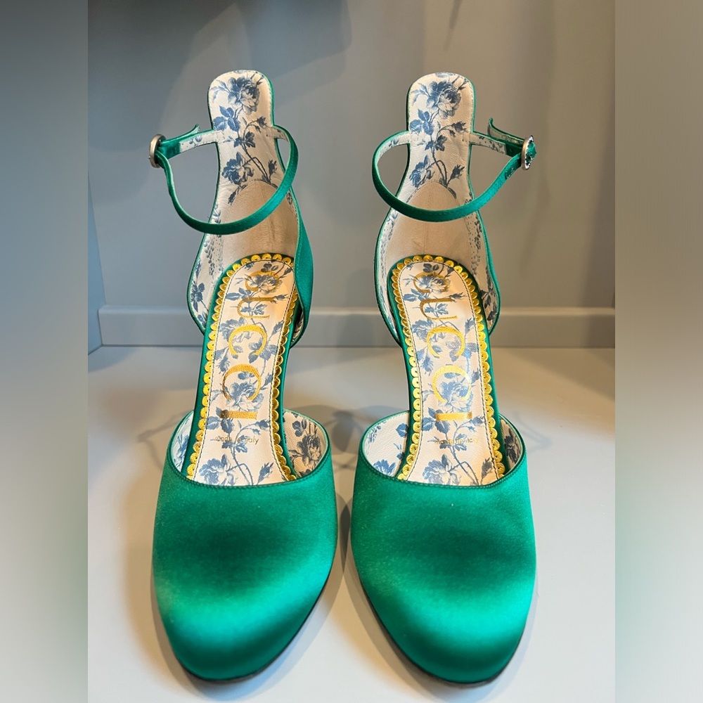 Gucci green satin pumps